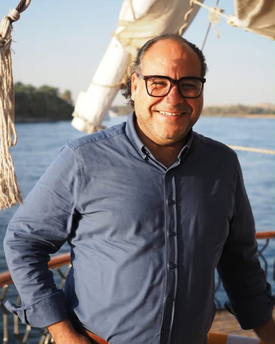 Beshoy Bedear Goda, fondateur de JC Tours, à bord d'une felouque sur le Nil