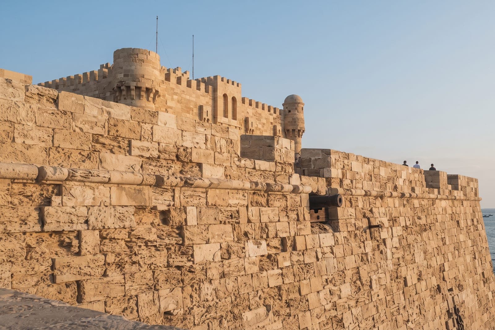 La citadelle de Qaitbay au bord de la corniche d'Alexandrie, sur le site de l'ancien phare