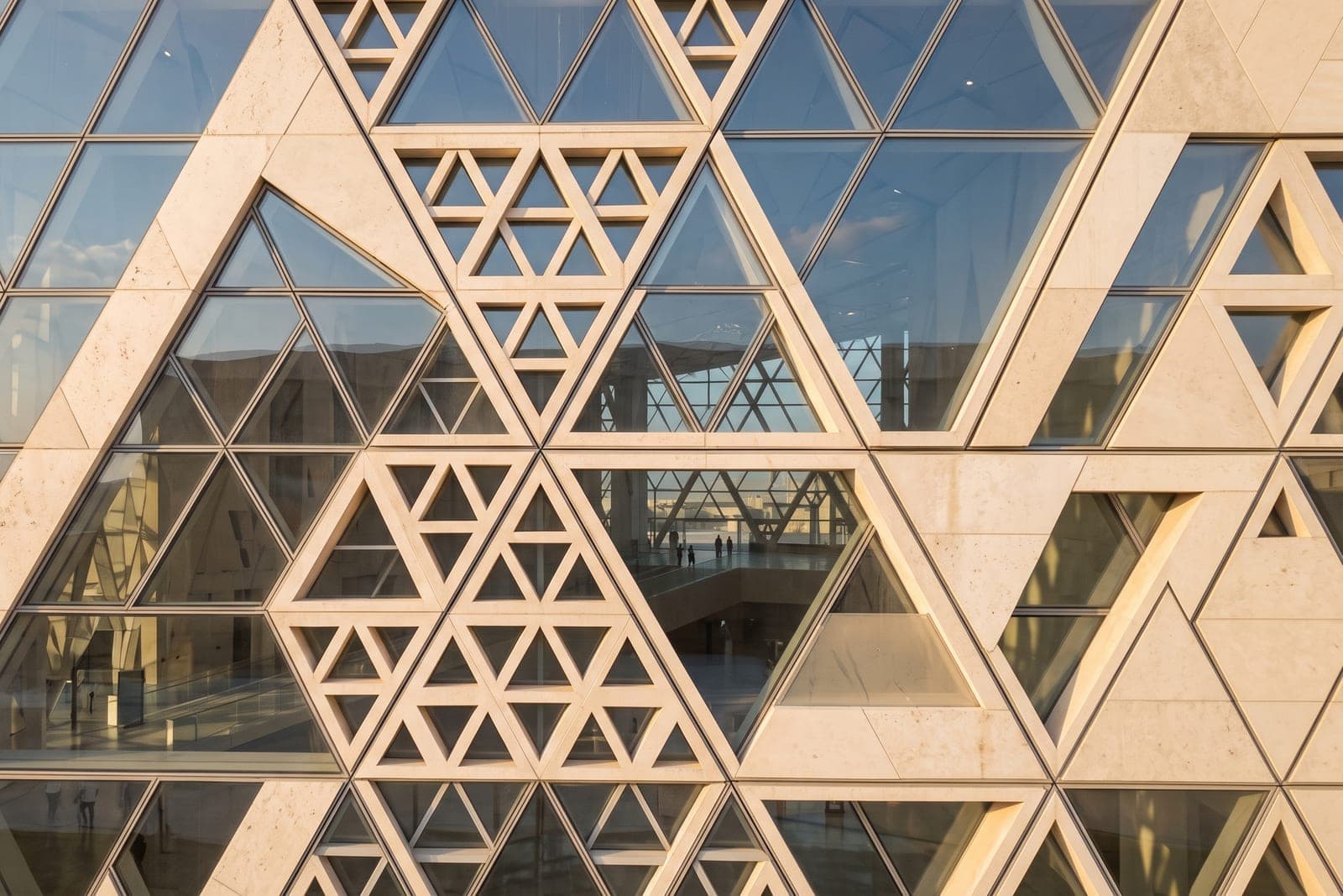 Détail de la façade triangulaire en pierre et verre du Grand Musée Égyptien
