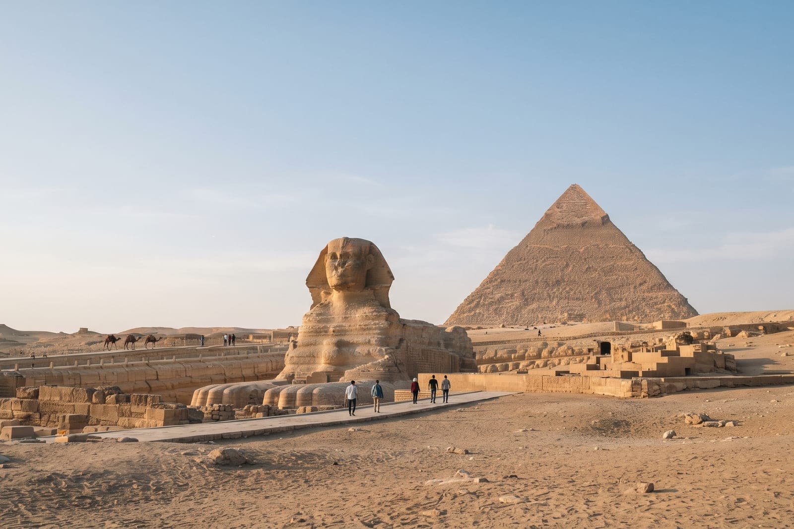 Les trois pyramides de Gizeh alignées au lever du soleil sur le plateau désertique