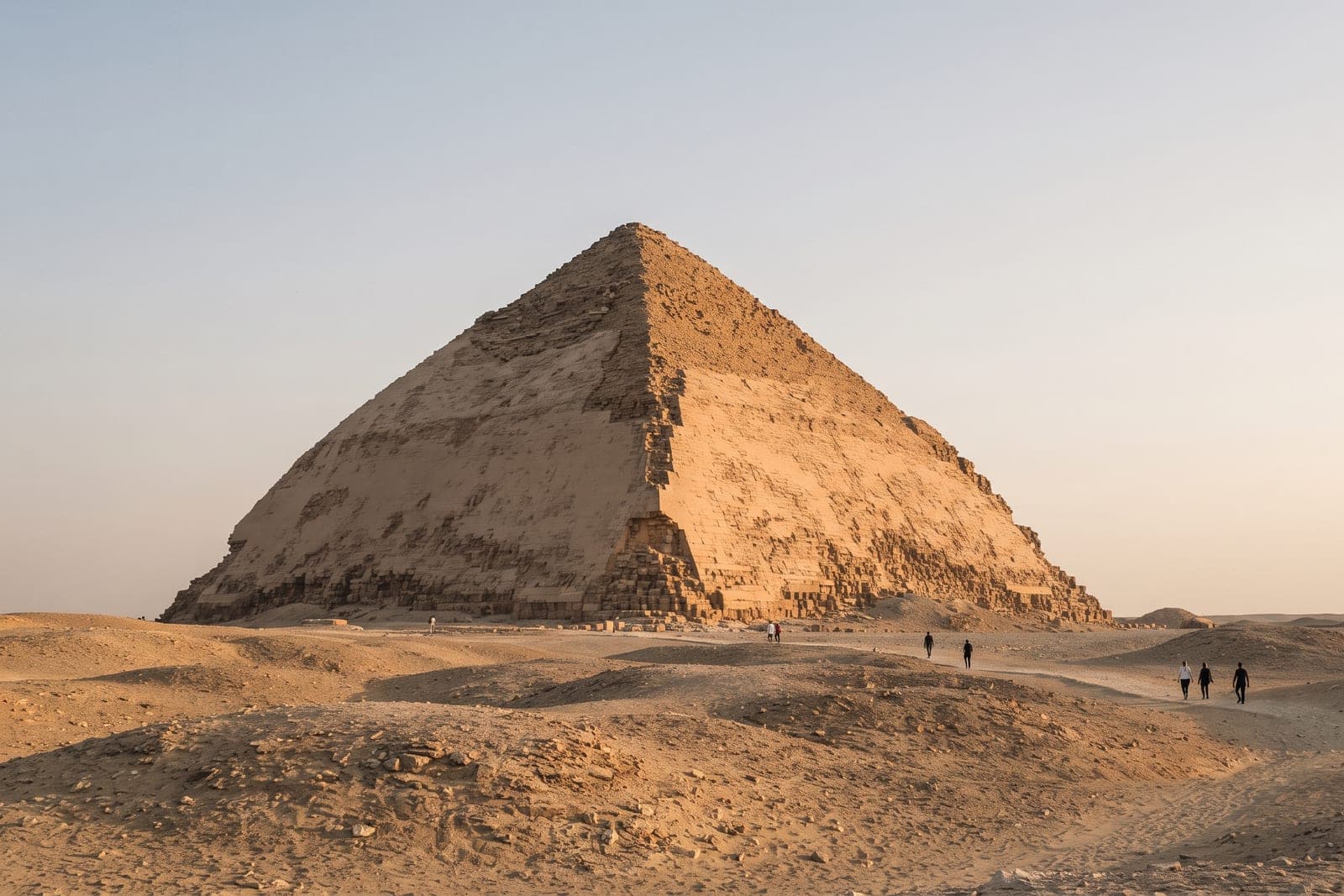 La pyramide à degrés de Djéser à Saqqarah entourée de ses colonnades antiques